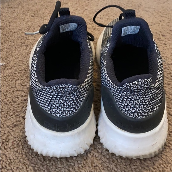 Athletic shoes - Picture 3 of 3